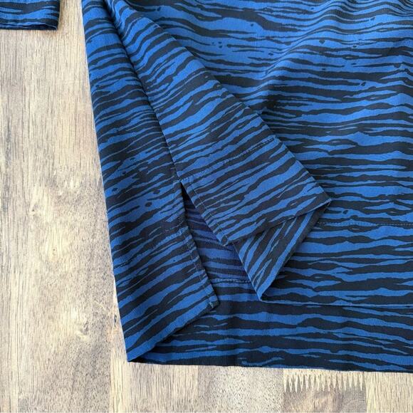 Vince Women’s 100% Silk Horizontal Animal Print Blouse Blue Black Size XSmall - Picture 8 of 9
